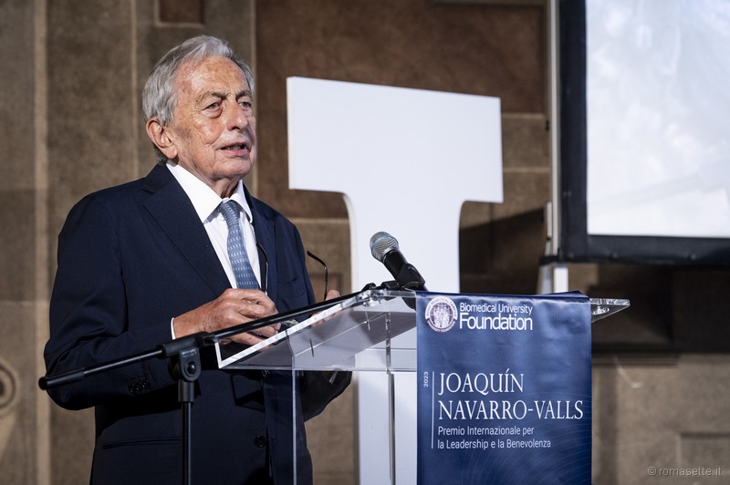 Brunello Cucinelli receives the 'Joaquín Navarro-Valls' Award;
