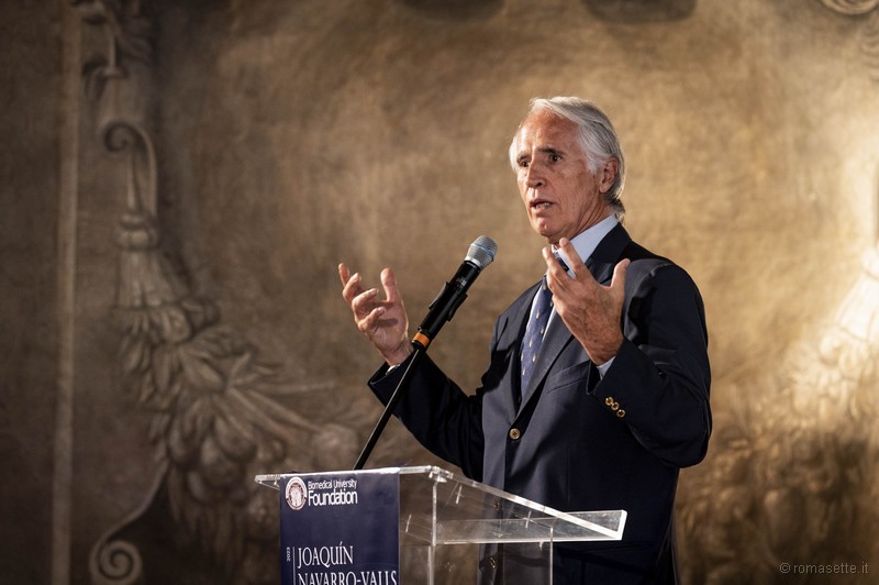 Brunello Cucinelli receives the 'Joaquín Navarro-Valls' Award;