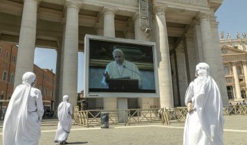 Angelus, suore guardano Papa Francesco sul maxischermo di piazza San Pietro, 24 maggio 2020