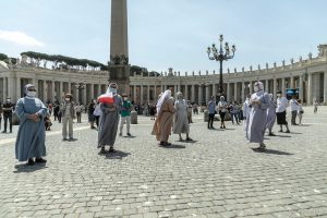 Angelus, piazza San Pietro, suore con mascherina 24 maggio 2020