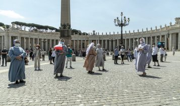 Angelus, piazza San Pietro, suore con mascherina 24 maggio 2020