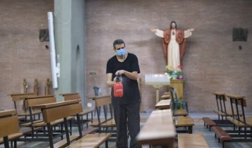 sanificazioen dopo la prima messa con i fedeli post-coronavirus, parrocchia di Santa Francesca Romana, fase 2, 18 maggio 2020