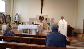 parroco celebra la prima messa con i fedeli post-coronavirus, parrocchia di S.Maria Madre della Misericordia